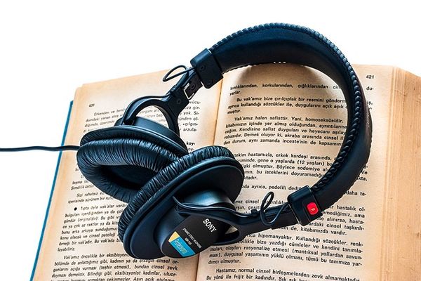 Czy audiobooki z e-księgarni mogą zastąpić tradycyjną naukę języka?